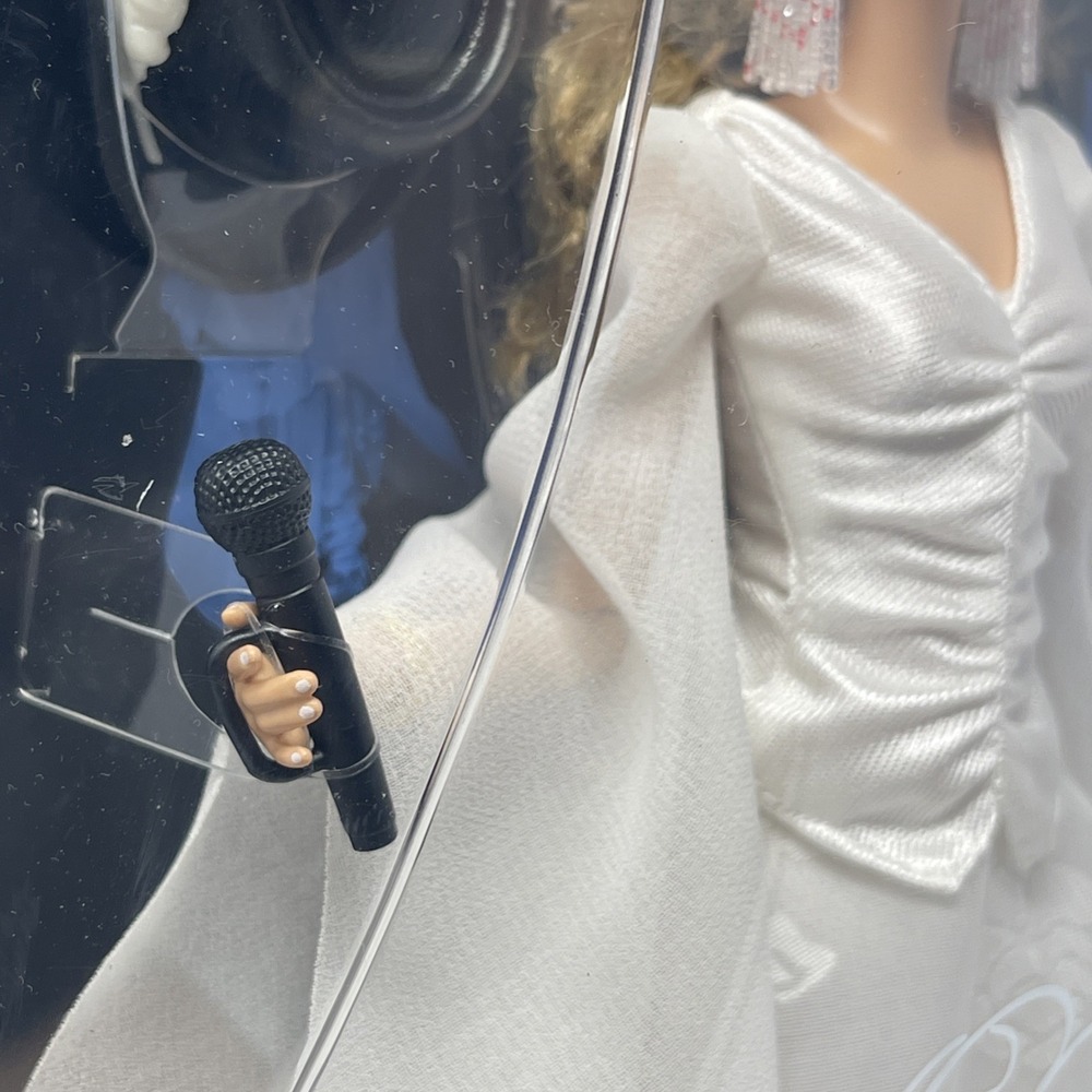 2025‎ Barbie Stevie Nicks Doll Bella Donna 1981 Lp White Dress Mattel Signature - Picture 11 of 16
